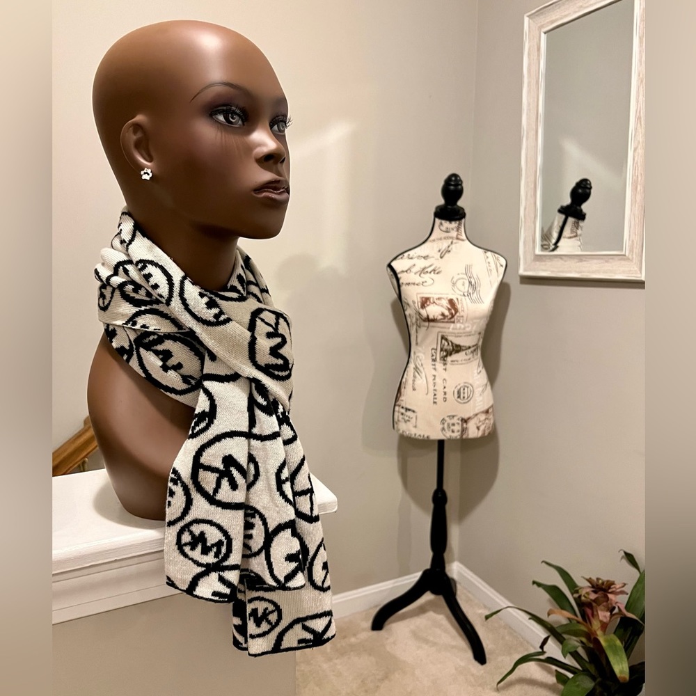 Michael Kors two toned knit scarf